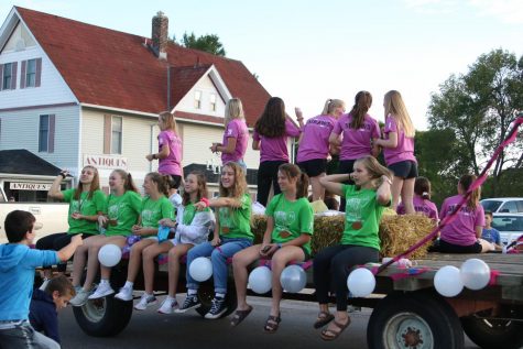 The junior/senior team, the Turtles, pictured at the Sept. 26 homecoming parade. Photo by Lauren McCollum.