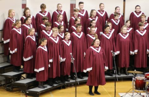 Junior Leah Kaminsky sings a solo at the choir concert Oct. 21 in the middle school gym. 
