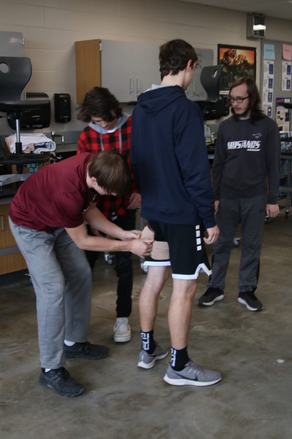 A group of sophomores in the Exercise Science J-term class learn how to use medical equipment on Jan. 8.