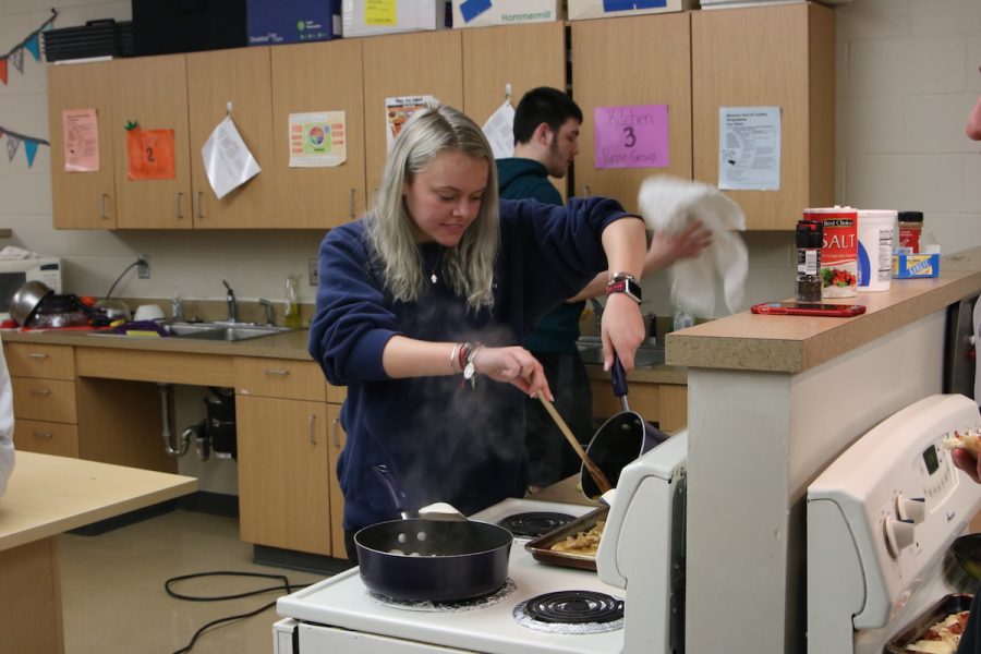 Junior Sydney Parks makes food for her Learning on a Dime J-Term class on Jan. 6. 