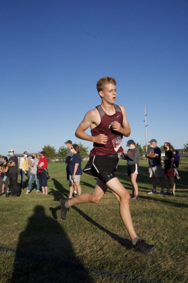 STRONG FINISH
Mount Vernon runner Zach Fall picks up the pace as he heads toward the finish at the Regina meet.