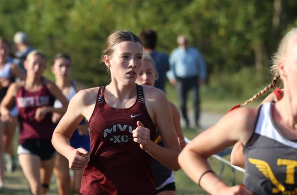 Junior Abbie Moss fights to leave the crowd of her competitors during the Solon meet. 