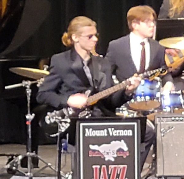 Adam Zehms playing in Mount Vernon Jazz Band.