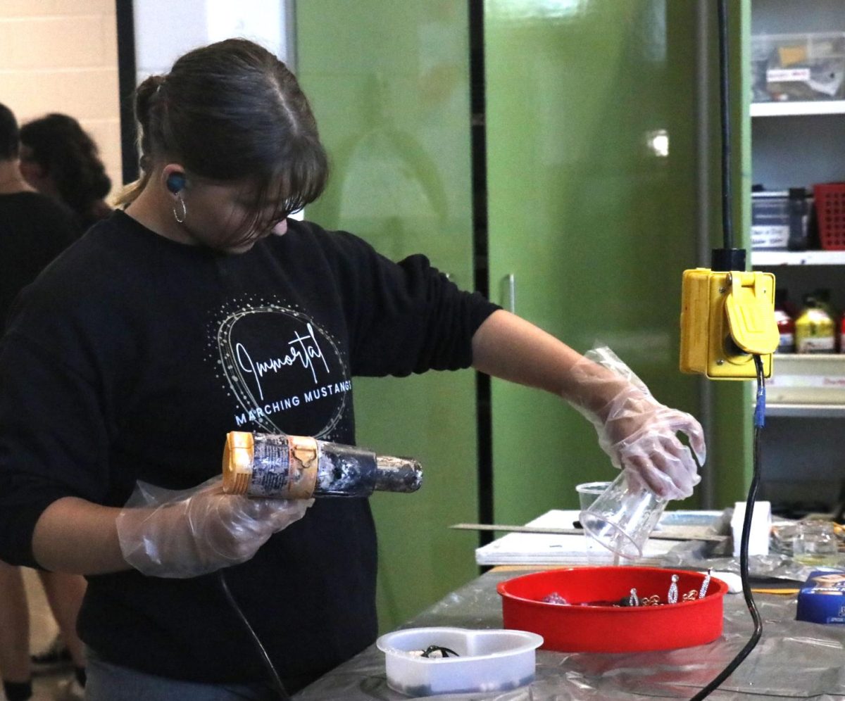 Sophomore Joey Latta meticulously pours resin into a mold during her Mixed Media art class on Aug. 28. 